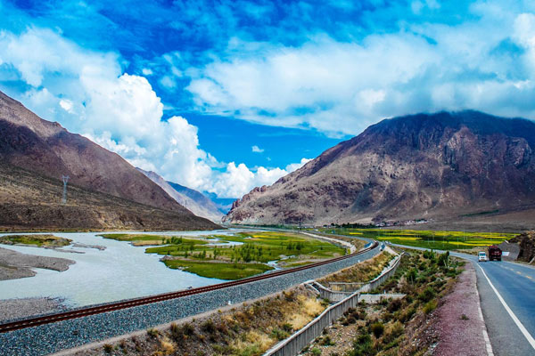 Scenery along Xining-Lhasa route