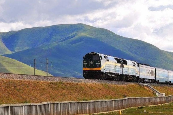 Tibet train running on Qinghai plateau