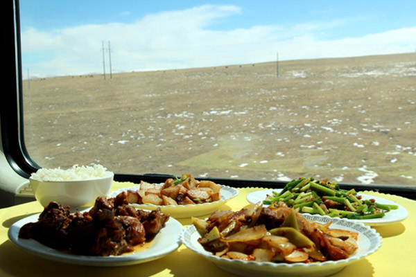 Dishes served on Lanzhou-Lhasa train Dishes served on Lanzhou-Lhasa train