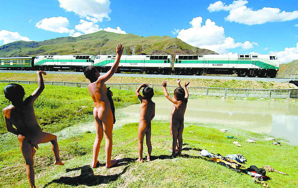 Qinghai-Tibet Railway Boosts Tourism in Tibet