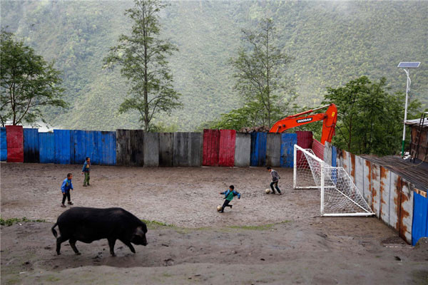 http://www.chinatibettrain.com/blog/wp-content/uploads/2014/06/A-Tibetan-boys-World-Cup-dreams31.jpg