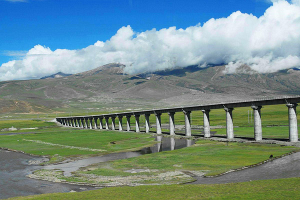 Scenery along Xining-Lhasa route