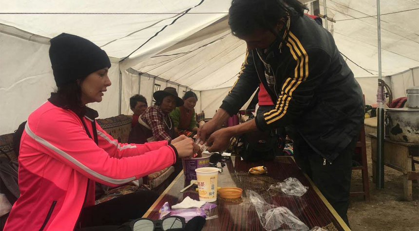 Eat instant noodles at local tent