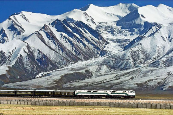 the train passes through tanggula mountain