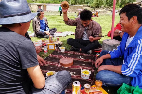 Picnicking in Norbulingka Park during Shoton Festival Picnicking in Norbulingka Park during Shoton Festival