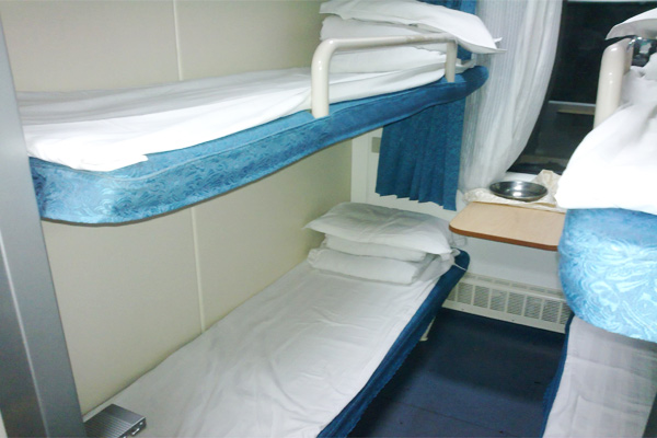  Lower berth and middle berth in Tibet train hard sleeper cabin 