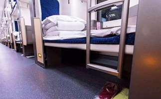 Enough space under hard sleeper berths for storing luggage