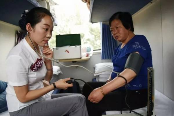 Medical staff member on Tibet Trains