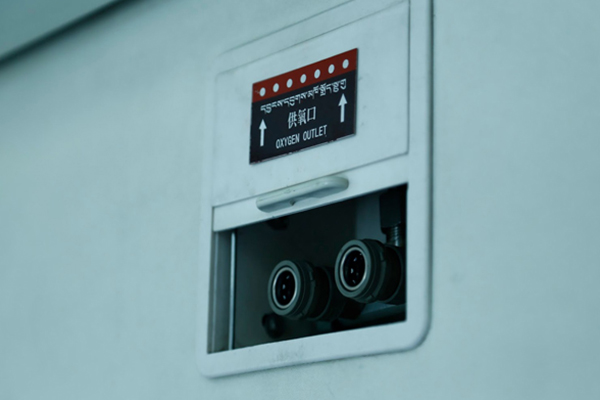  Oxygen supply outlet on Tibet train 