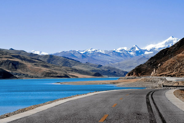  Smooth Road along Yamdrok Lake 