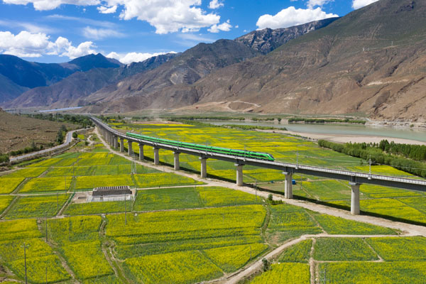Lhasa to Nyingchi High-speed train Lhasa to Nyingchi High-speed train