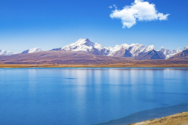 Peiku-tso Lake and Mount Shishapangma