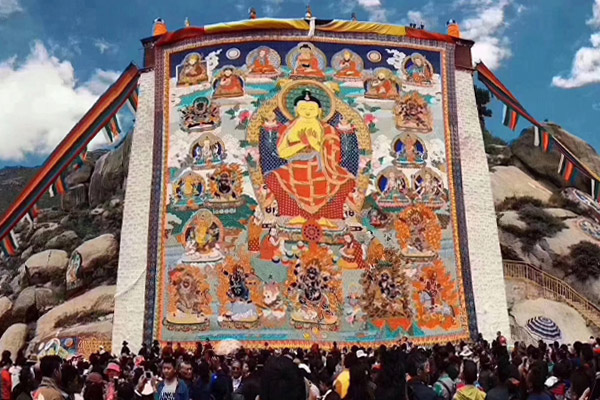 Buddha painting unfurling during Shoton Festival