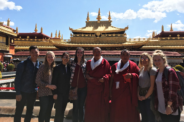  On the rooftop of Jokhang Temple 