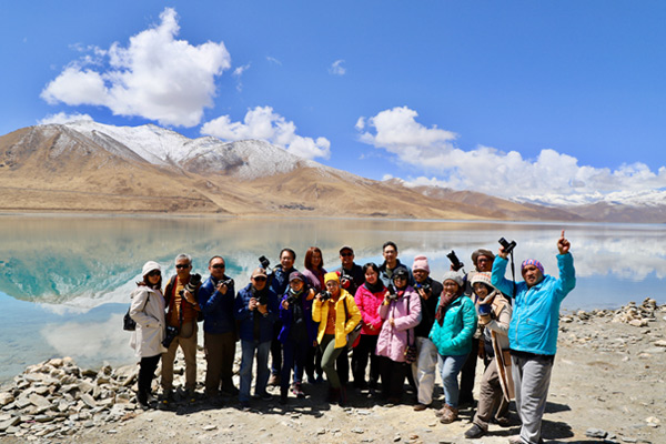 Visit Yamdrok Lake during the Tibet tour