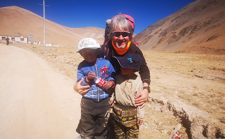  Meet local kids during the trekking in Tibet.
