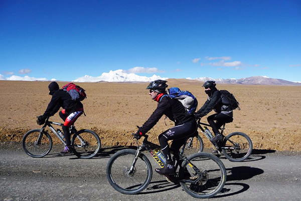  Cycling from Tibet to Nepal 